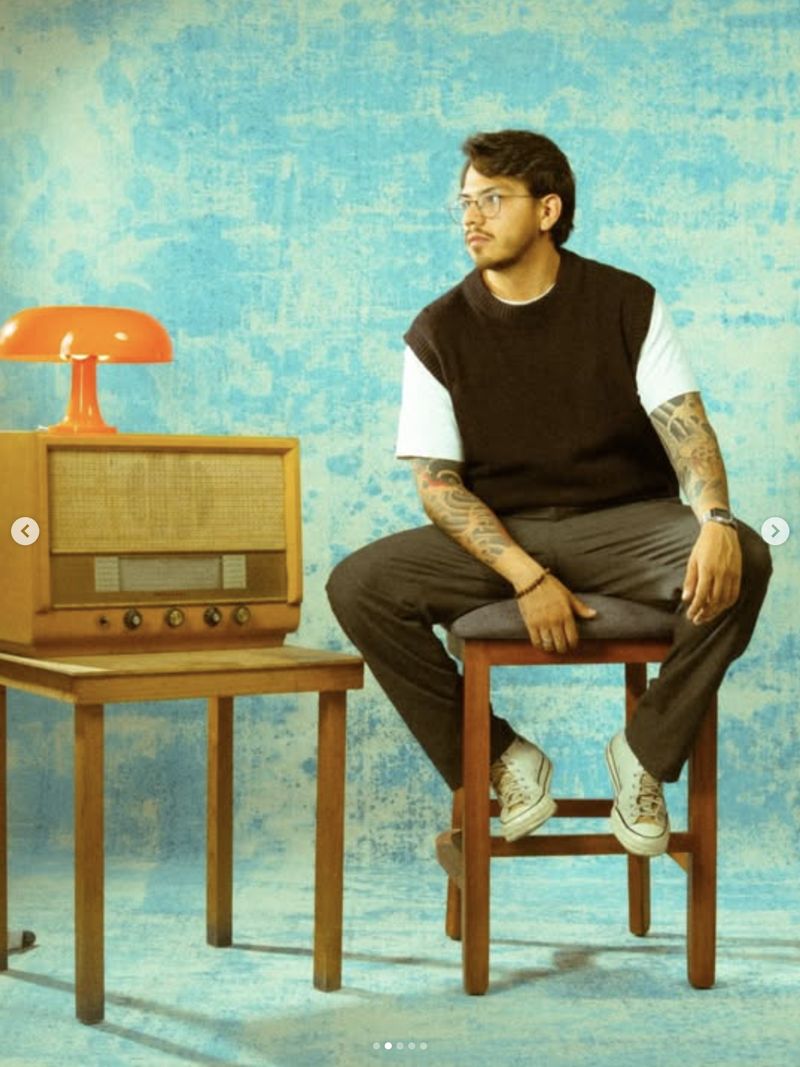Luis Felipe IV con radio vintage